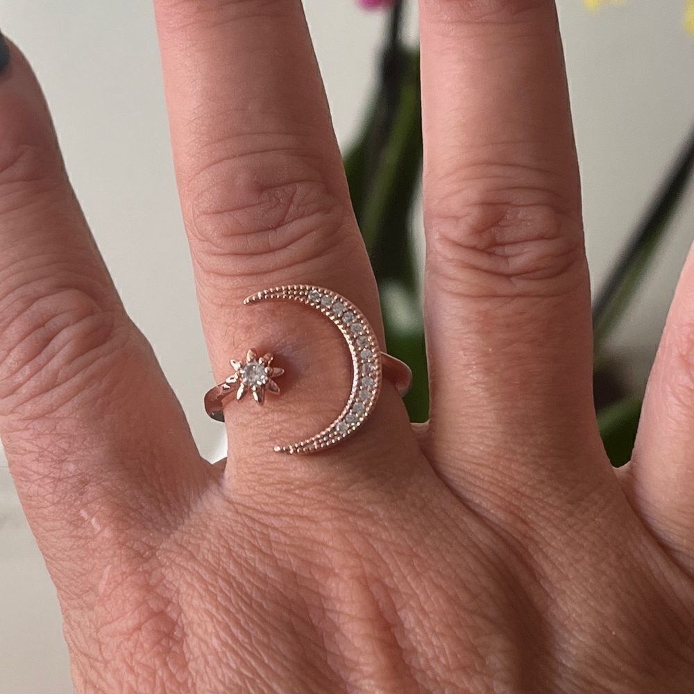 The On trend stellar Sterling Silver adjustable ring